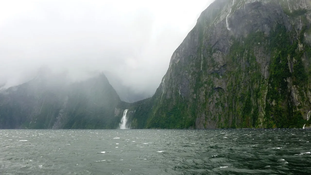 Stirling Falls stürzen eine senkrechte Felswand hinab in den Fjord